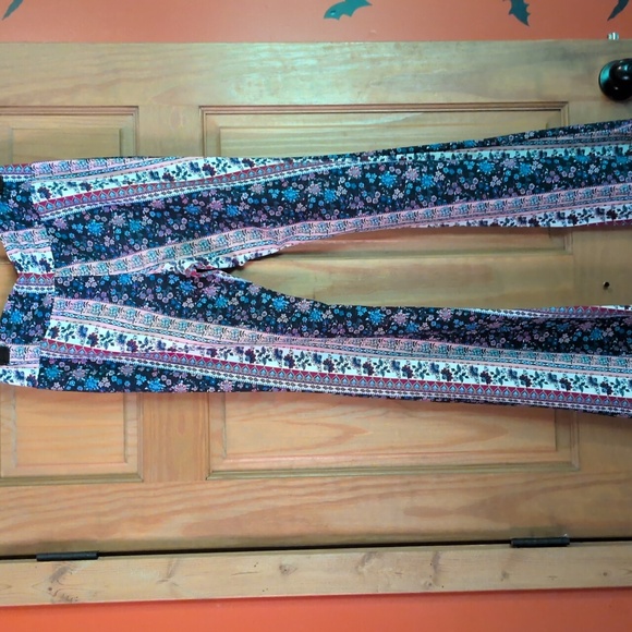 Floral Patterned Women's Pants - Picture 4 of 4